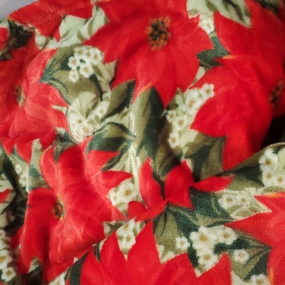 Christmas Poinsettia Throw Blanket Very Soft Noble House - Picture 3 of 4
